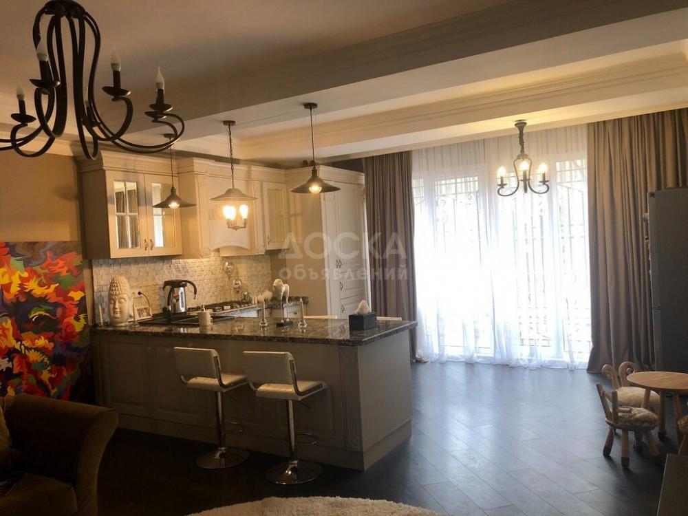 Сдаётся 4 комнатная квартира 
1\4этаж
на Малдыбаева 103/1
дом в парке Ата-Тюрк
 С мебелью полностью
1200долл 
1000долл депозит