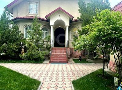 Продаю дом 5-ком. 330кв. м., этаж-3, 10-сот., стена кирпич, парк Ататюрк.