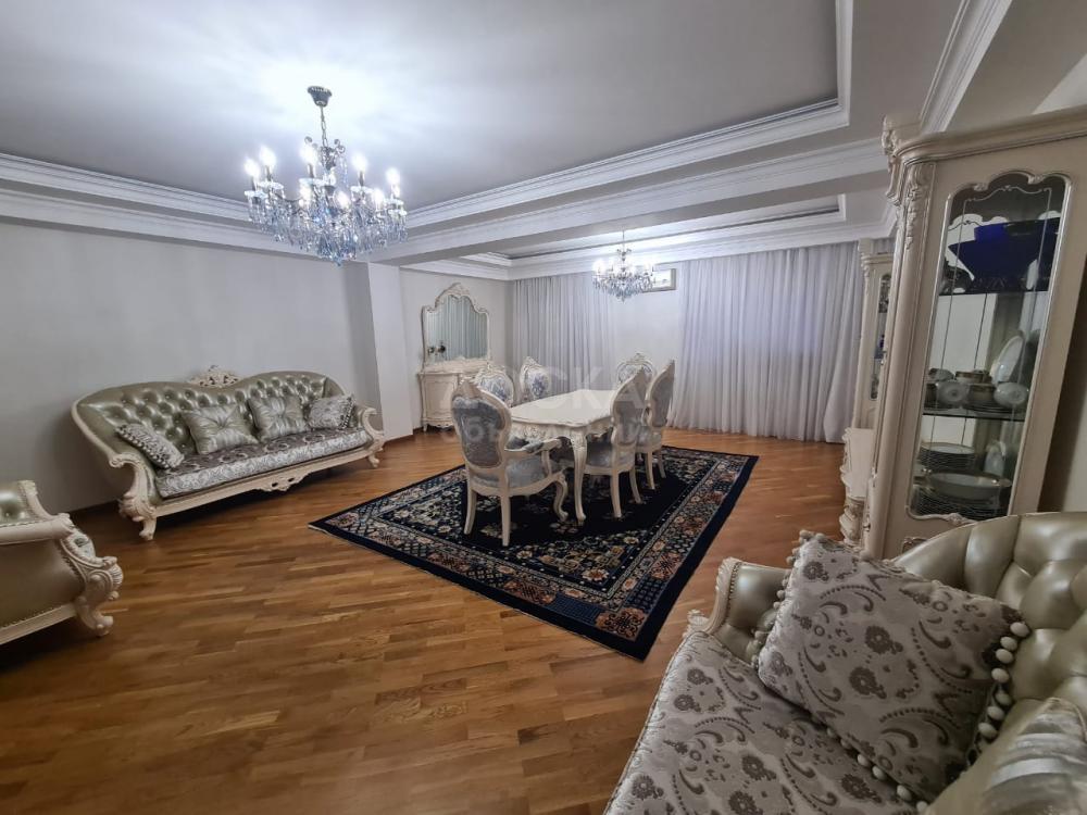 Продаю 5-комнатную квартиру, 167кв. м., этаж - 5/5, ул Свердлова, м/у Московской и Токтогула.
