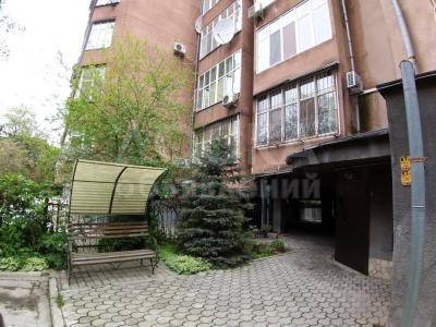 Продаю 4-комнатную квартиру, 184кв. м., этаж - 2/4, Тыныстанова-Токтогула.