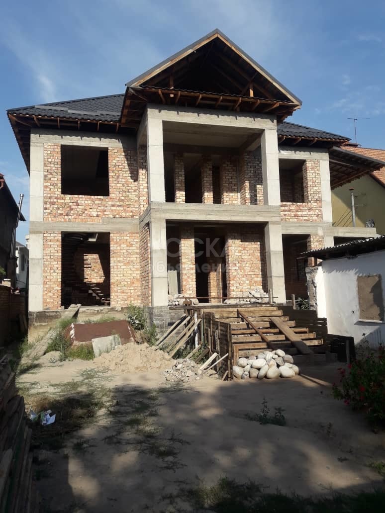 Продаю дом 7-ком. 540кв. м., этаж-3, 7-сот., стена кирпич, Медерова/Вишневый.