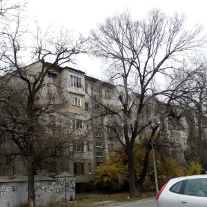Продаю 2-комнатную квартиру, 43кв. м., этаж - 5/5, К.Акиева, между Боконбаева и Чокморова.