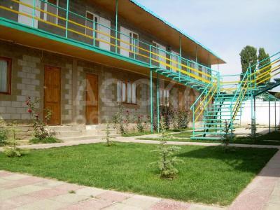Продаётся новый, утеплённый, 3-х этажный Отель - апартаменты 
В центре села Бостери, вдоль трассы Бишкек - Каракол с.Бостери, ул. Мамытова 112.
