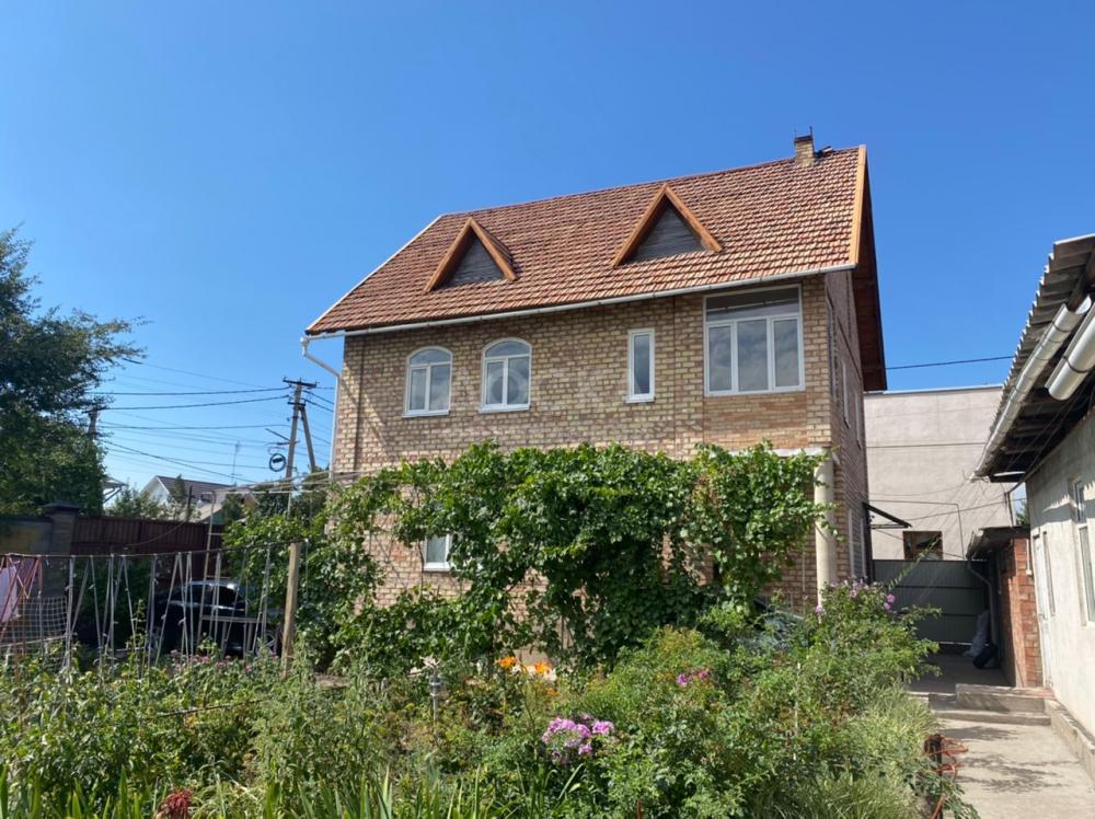 Продаю дом 5-ком. 146кв. м., этаж-2, 5,5-сот., стена кирпич, ул. Маликова, Пишпек.