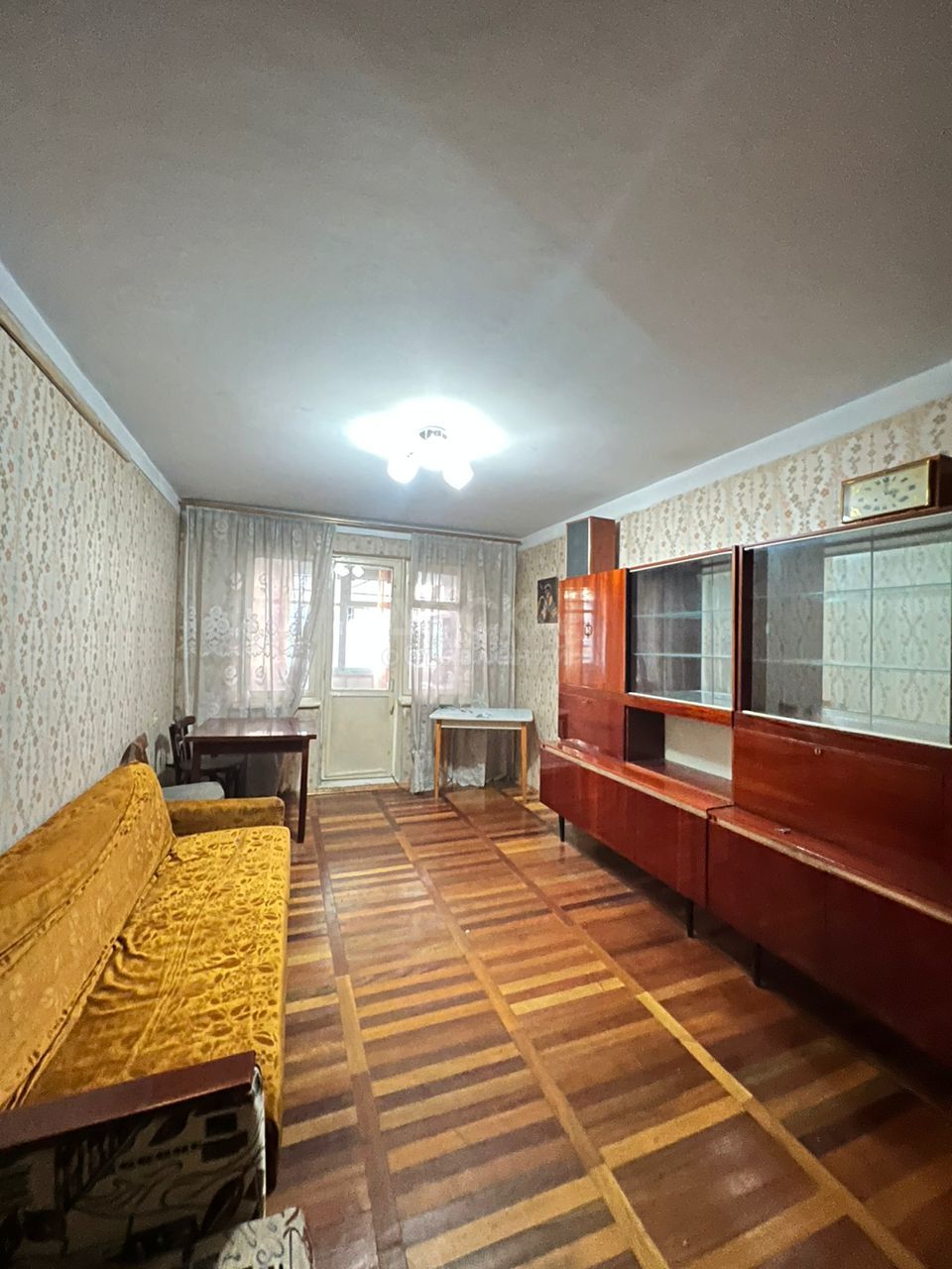 Продаю 2-комнатную квартиру, 43кв. м., этаж - 1/4, в 5 микрорайоне по Миррахимова со старым ремонтом - 56.500$.