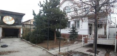 Продаю дом 8-ком. 370кв. м., этаж-3, 4-сот., стена кирпич, Ахунбаева-Душанбинская.