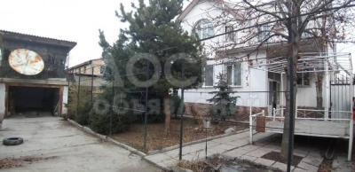 Продаю дом 8-ком. 370кв. м., этаж-3, 4-сот., стена кирпич, Ахунбаева-Душанбинская.