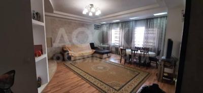 Продаю 2-комнатную квартиру, 71кв. м., этаж - 2/7, ул Усенбаева/Жумабек.