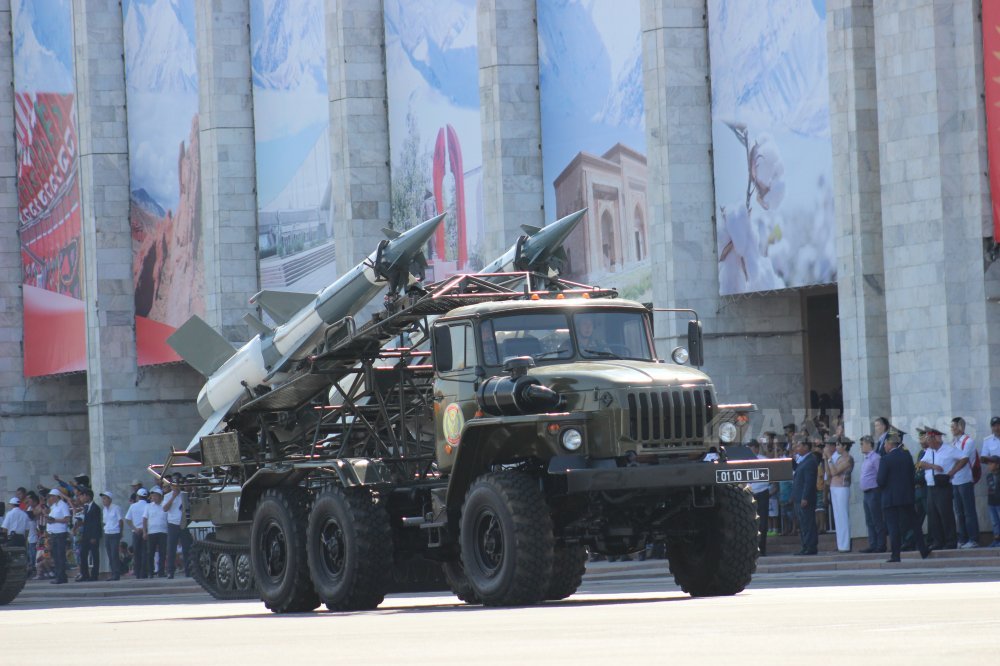 Парад в бишкеке. Военный парад Бишкек. Парад военных Кыргызстан. Военная техника Кыргызстана. Военная техника в Бишкеке.