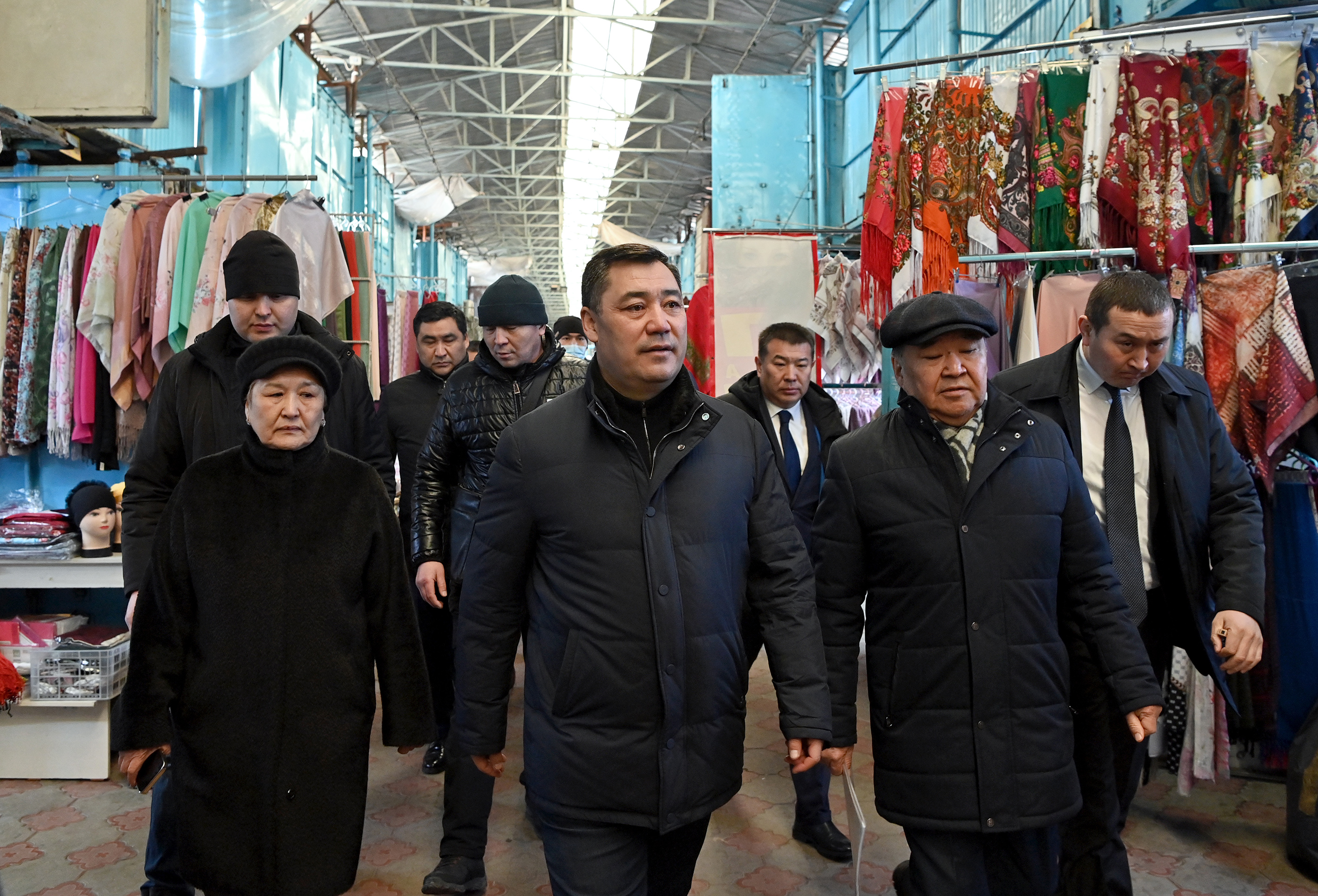 Рынок кыргызстана. Садыр Жапаров в Ош. Киргизия рынок Дордой. Ошский базар в Бишкеке.