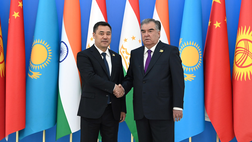 Президент Кыргызстана Садыр Жапаров и президент Таджикистана Эмомали Рахмон