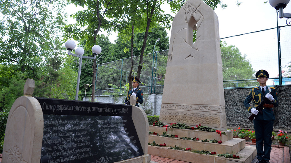 Памятник погибшим в июньских событиях