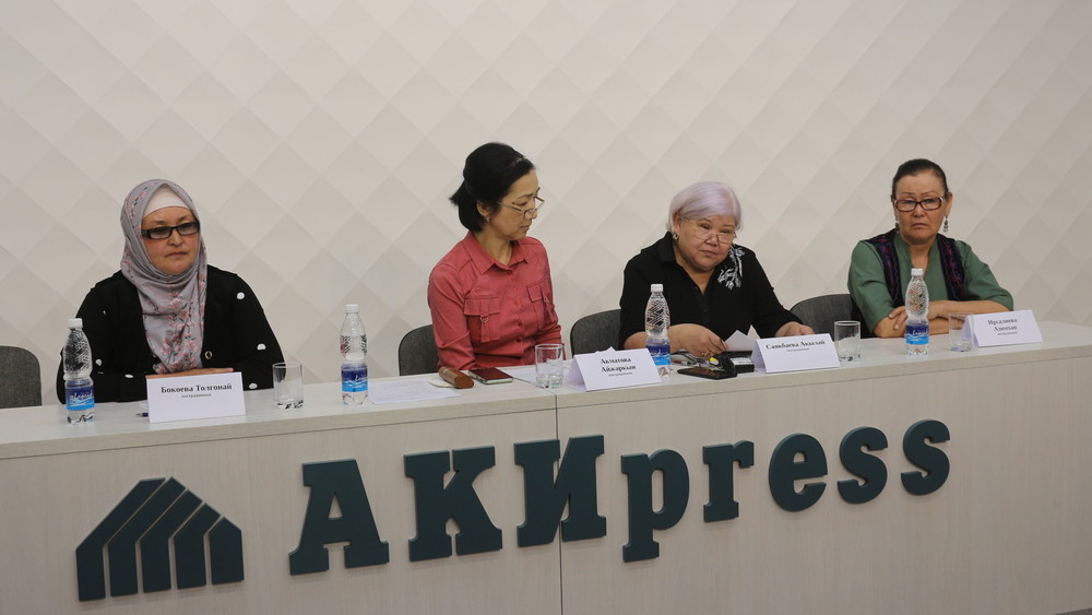 (слева-направо) Толгонай Бокоева, Айжаркын Акматова, Акылай Саякбаева, Азимхан Ирсалиева