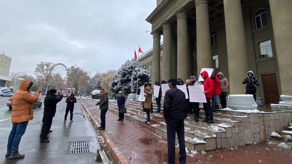 Правительство апрель. СМИ на митингах. Лебединовский айыл окмот. Митинг Бишкек. Пушкинская площадь митинг.