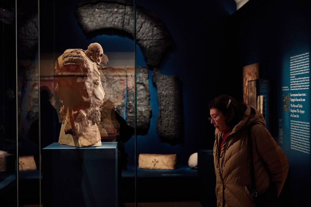 Голова Дакшита, считающегося богом зла, укоренённая черепом (VII век н. э.) Скульптура из необожжённой глины, найденная при раскопках буддийского храма VII века в древней Куве (Ферганская долина).