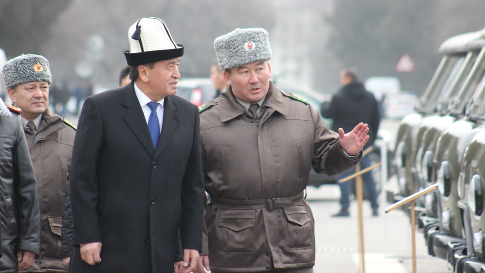 Президент Жээнбеков принял военную технику от России
