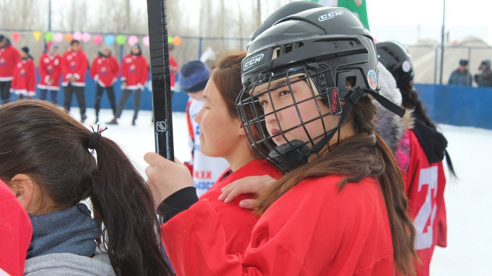 Участница женской хоккейной команды из села Отрадное, Ак-Суйский район