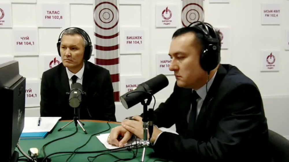 Слева направо: начальник Следственно службы МВД Нурдин Эшимкан уулу, глава Общественного совета МВД Ялкун Даутов