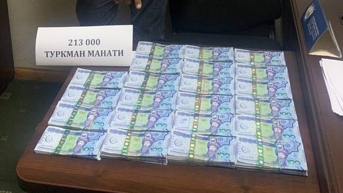 3000 долларов в рублях россии. Туркменские манаты в пачках. Манат к доллару. 3000 Долларов. Фальшивые туркменские манаты.