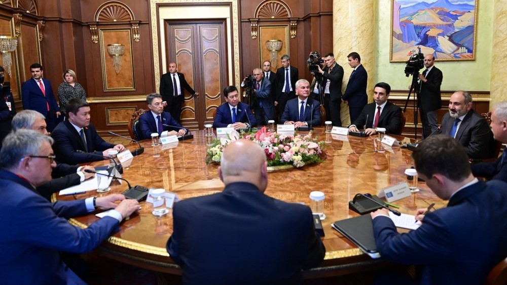 Спикер ЖК Мамытов встретился с премьер-министром Армении Пашиняном
