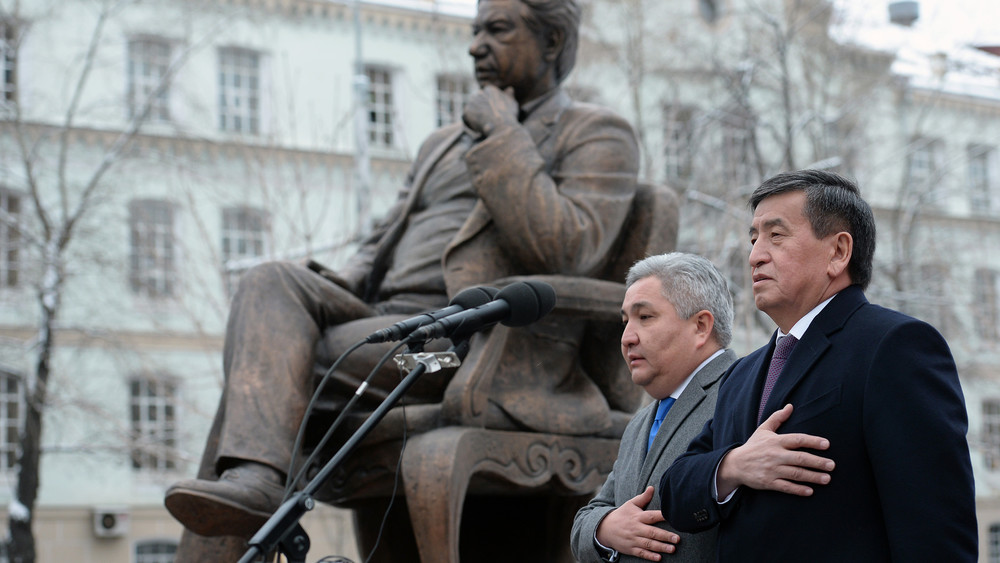 С.Жээнбеков и Б.Отунбаев на открытии памятника Айтматову в Москве