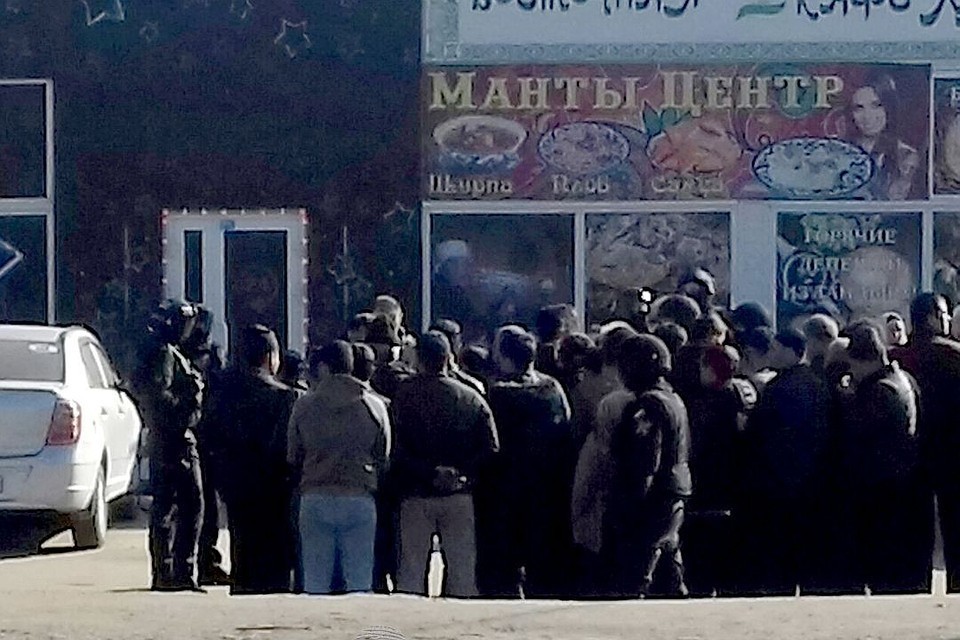 Забастовка мигрантов в шахтах. Рабочие на лахте. В россии мигранты бастуют из за сокровенное зарплаты. Забастовка мигрантов в шахтах. Мигранты в шереметьево.