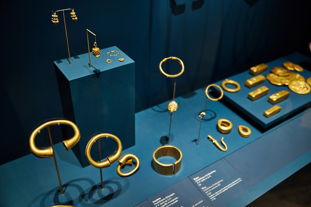 Дальверзинский клад (I век н. э.) был найден 1972 году. Вес составляет — 35 кг. Состоит из 115 золотых предметов, в составе которых есть ожерелье, украшенное драгоценные камнями (бирюза, альмандин), пектораль (нагрудное украшение) с геммой-инталией, где изображена голова Геракла, браслеты, утолщёнными концами, серьги, с тонкой проволокой, бляха (металлическая пластинка с выдавленной надписью) с извивающимся ушастым зверем, длинные прямоугольные слитки с надписями кхароштхи (разновидность древнего индийского письма) много дисковых слитков овальной и неправильной формой.
