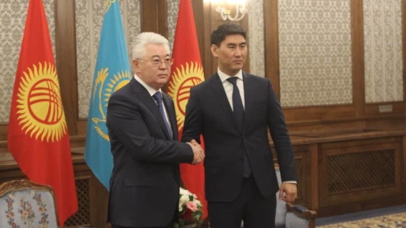 Бейбут Атамкулов и Чингиз Айдарбеков на встрече в Бишкеке