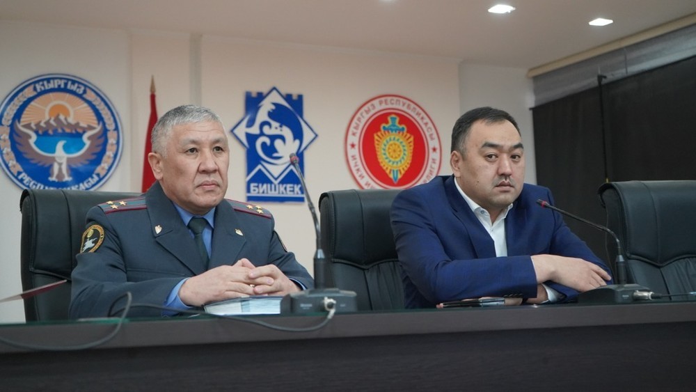 Слева направо: начальник ГУВД Бишкека Бакыт Матмусаев и глава МВД Улан Ниязбеков
