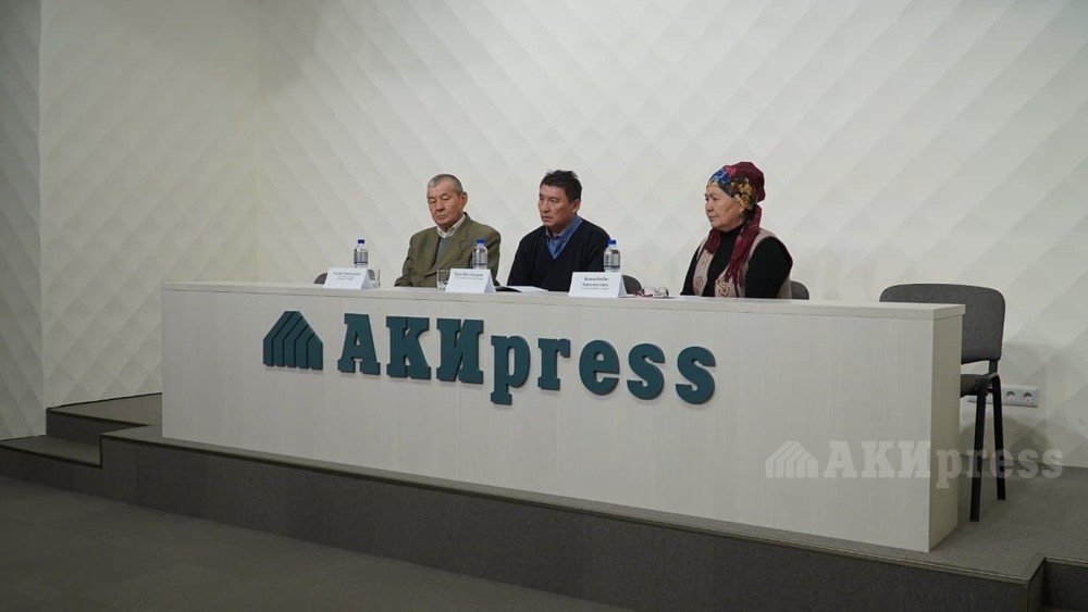 Слева направо: Аскар Ниязалиев, Туратбек Сатаров и Кенжебюбю Ашикулова