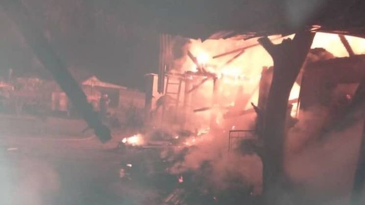 ожог поджог. человек облил и поджег себя. пламя из дома. грожан формула 1 авария. ожёг глагол.