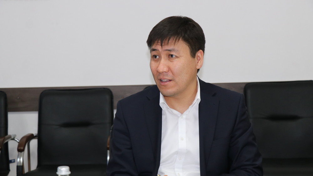 Министр образования Алмазбек Бейшеналиев