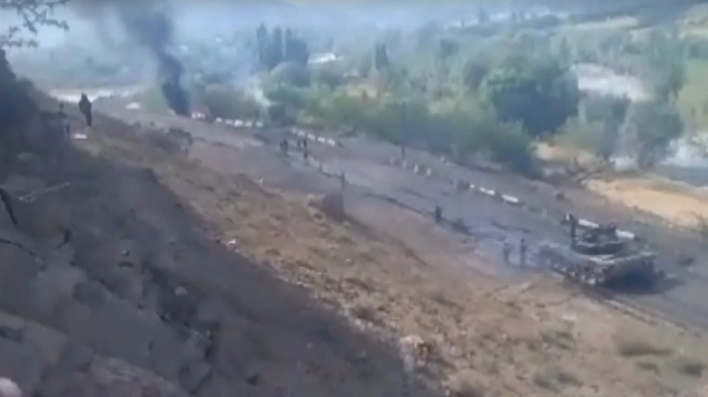 Тяжелая бронетехника. Кадр из видео на границе, снятое и распространяемое таджикской стороной