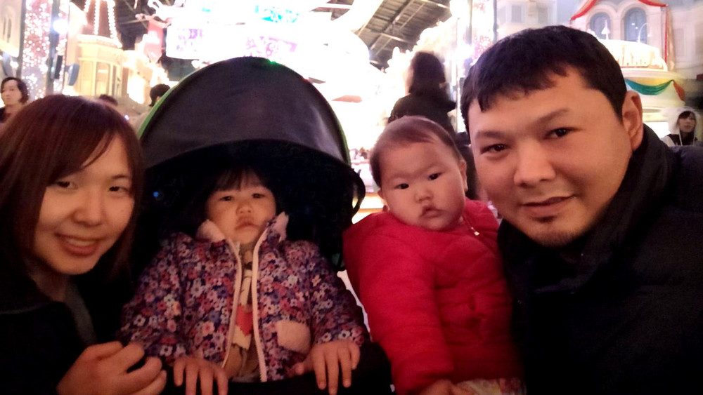 Асылбек Алымкулов с супругой и детьми, Япония