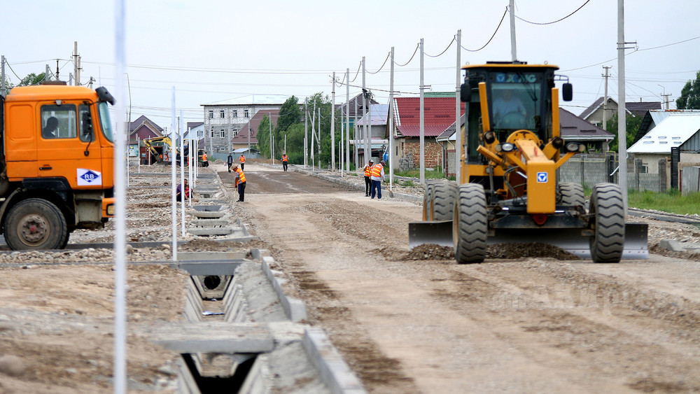 Строительство улицы Омур на окраине Бишкека