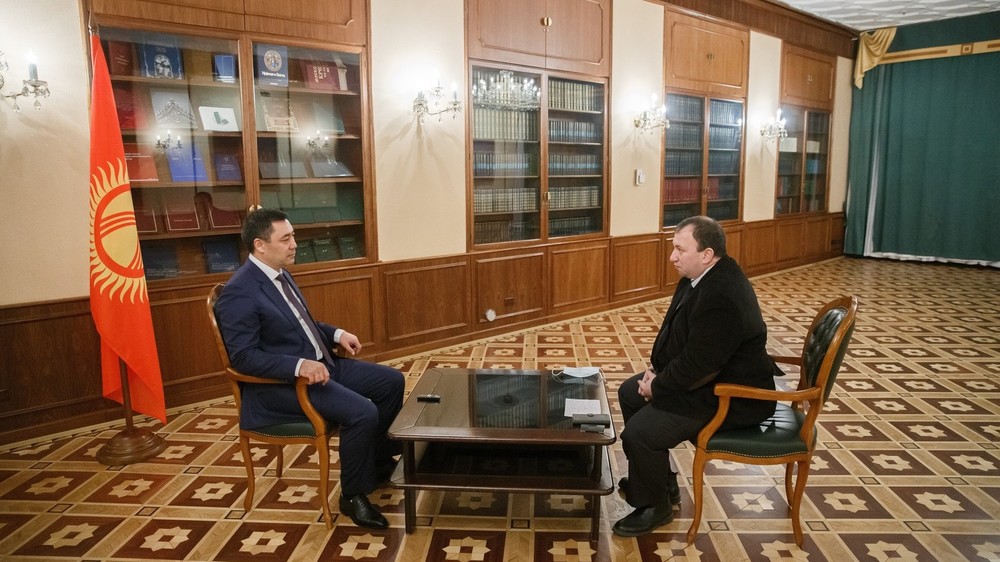 Беседа журналиста «Российской газеты» с президентом Жапаровым проходила в зале «Библиотека» московского «Президент-Отеля»
