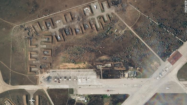 На спутниковом снимке от 10 августа после взрыва видны обгоревшие останки как минимум семи самолетов в земляных насыпях