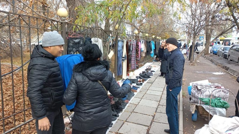 События в бишкеке сегодня. Ошский рынок. Ошский рынок в Бишкеке. Ошский рынок цветы. Грузия стихийные рынки.