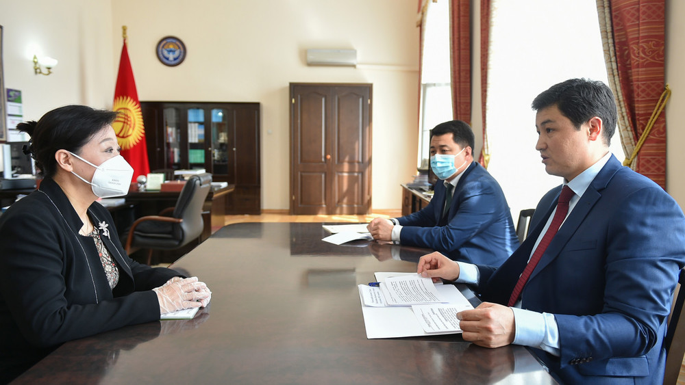 Посол Китая Ду Дэвэнь и премьер-министр Кыргызстана Улукбек Марипов