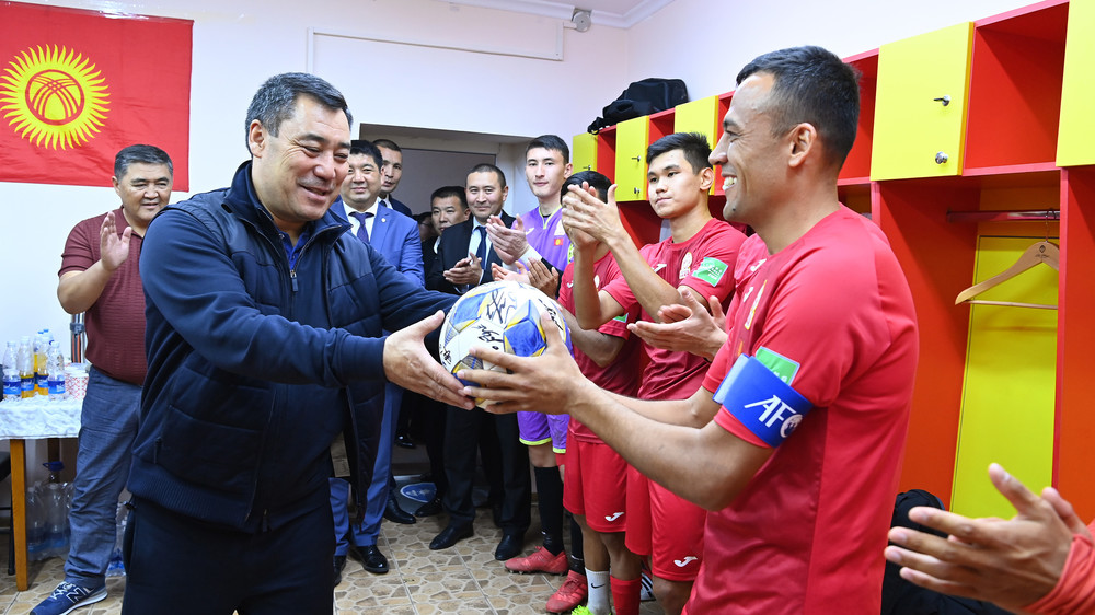 Президент Садыр Жапаров и члены сборной КР по футболу