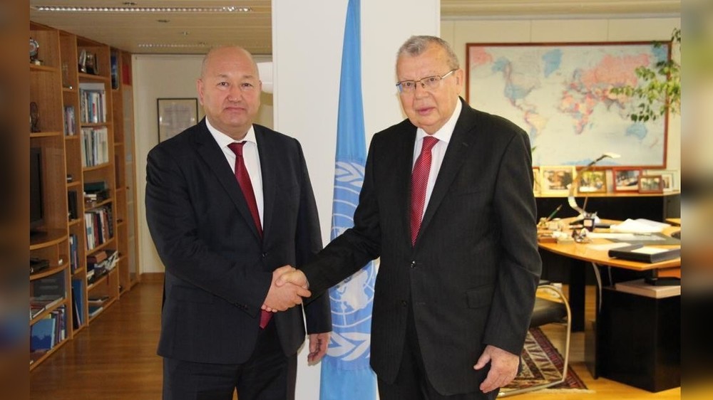 Слева направо: вице-премьер Ж.Разаков и глава Управления ООН по наркотикам и преступности Ю.Федотов