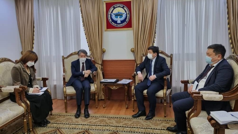 Посол Республики Корея Ли Вончжэ (слева), заместитель министра иностранных дел КР Азизбек Мадмаров (справа)