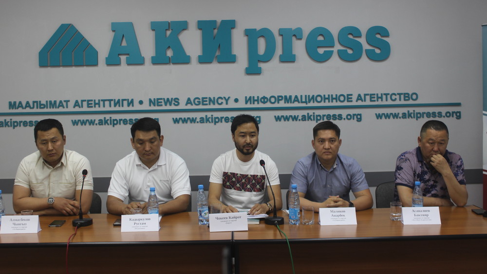 Члены партий (слева направо) «Эл Биримдиги», «Республика», «Бирге», «Ата-Журт Кыргызстан»