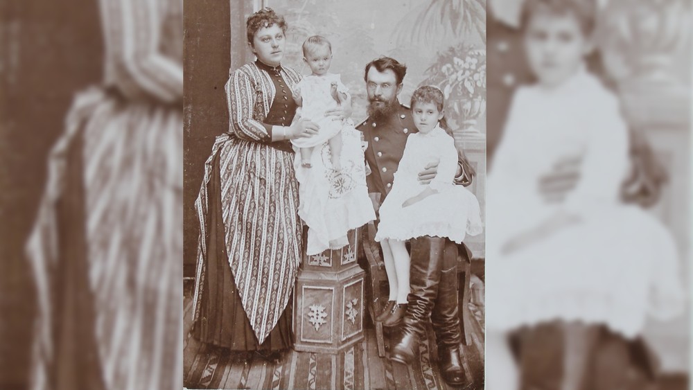 Николай Барсов с женой и детьми, 1889-1891 годы