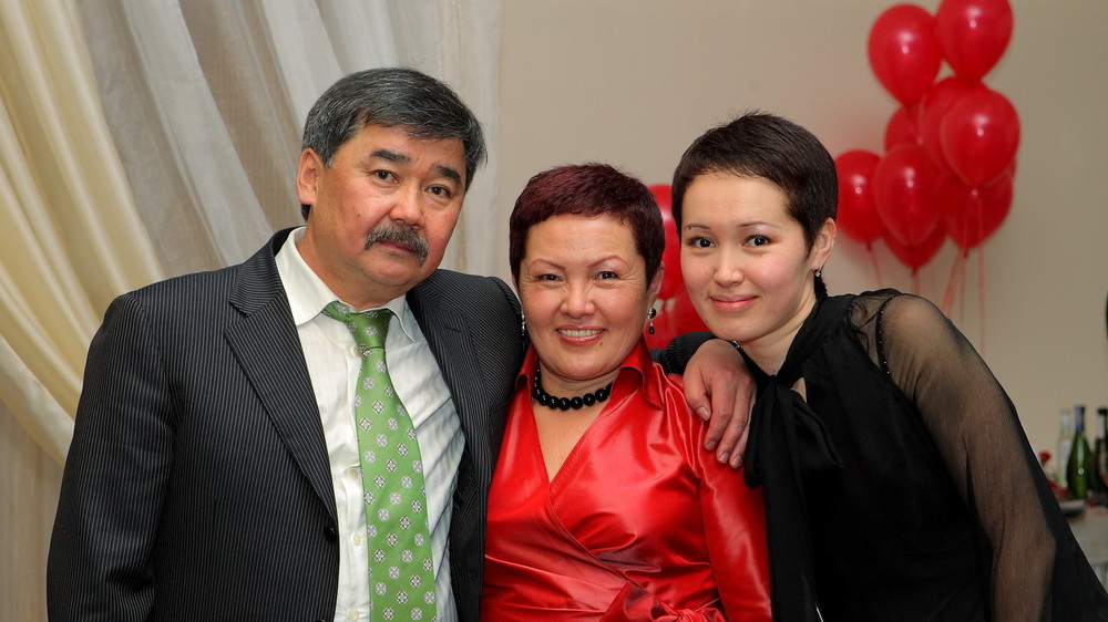 Медет Садыркулов с женой Айнагуль Садыркуловой и с дочерью Айжан Садыркуловой