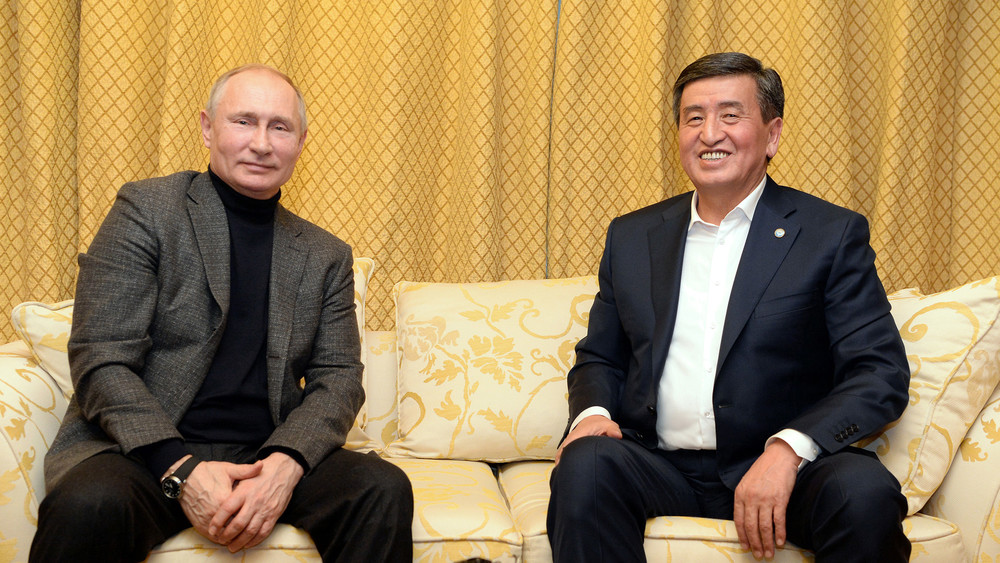 Владимир Путин и Сооронбай Жээнбеков на неформальной встрече в Сочи