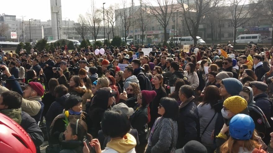 Бишкек 10 дней. Мирные собрания Бишкек. 300 Человек на фото. Жизнь в Бишкеке для русских. Бишкек Мирный.