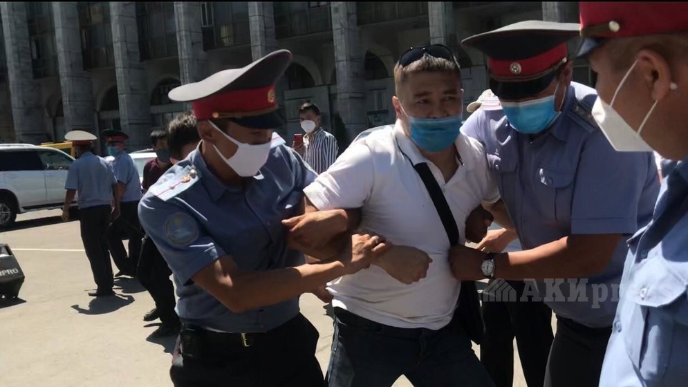 Милиция задержала одного из организаторов мирного митинга Тилекмата уулу Кудайбергена