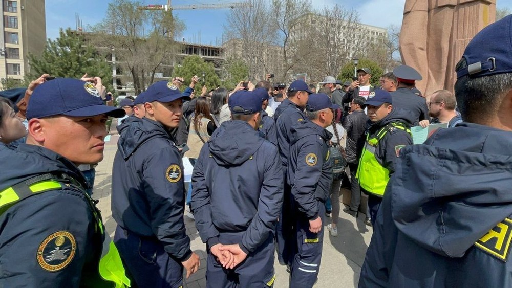 События 17 апреля. Милиция. Митинг Бишкек. Полиция в парке.