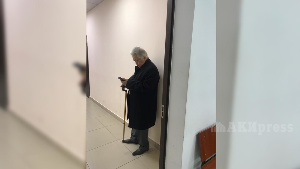 Глава центра гематологии Абдухалим Раимжанов в ожидании судебного заседания